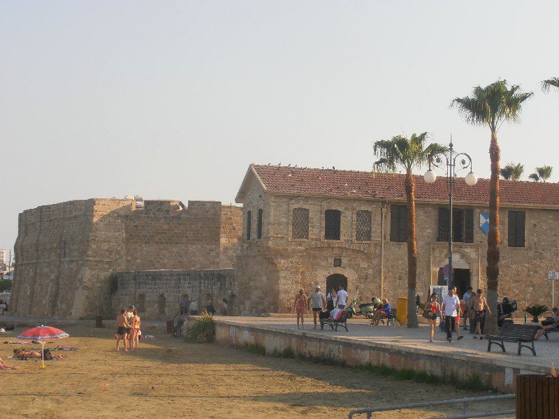 cypr-atrakcje-larnaka-zamek-finikoudes.jpg